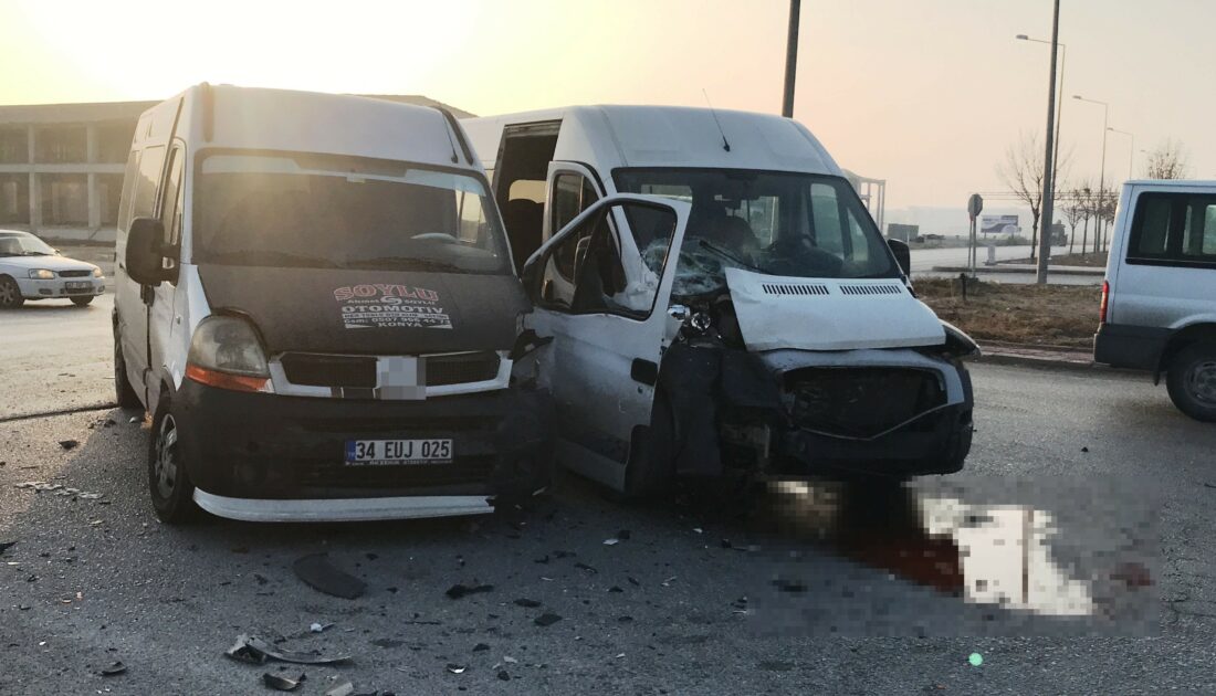Servis minibüsleri ve otomobil çarpıştı: 14 yaralı