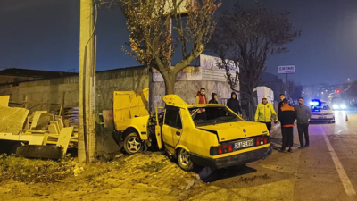Bursa’da ağaca çarpan otomobil ikiye bölündü: 2 yaralı