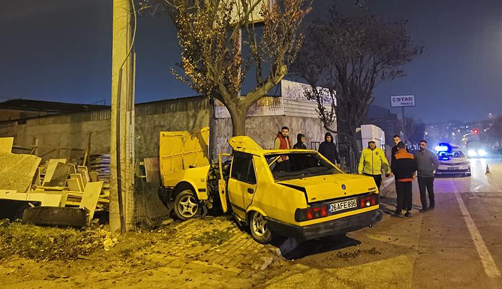 Bursa’da ağaca çarpan otomobil ikiye bölündü: 2 yaralı