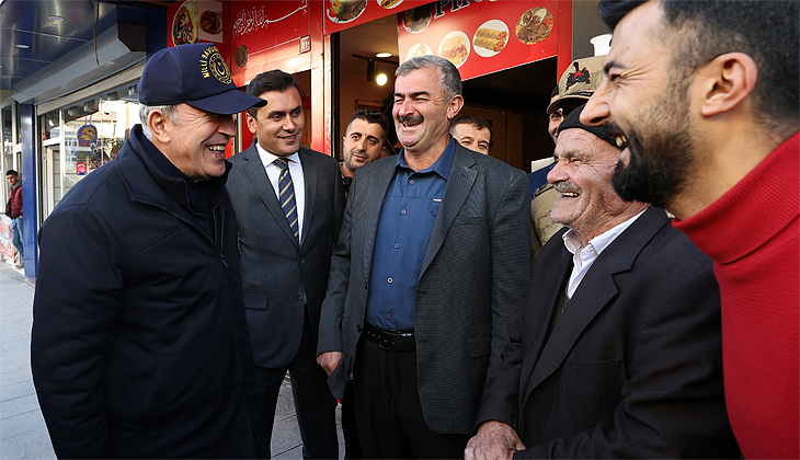 Bakan Akar’dan Hakkari’de esnaf ziyareti