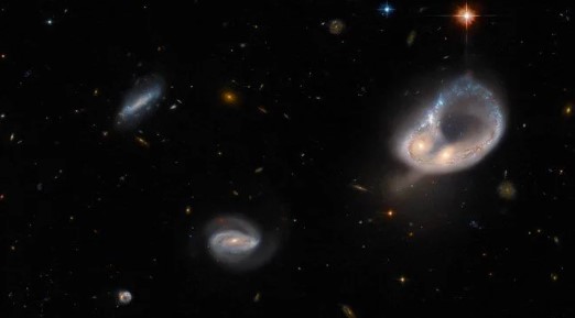 Hubble sıra dışı galaksi birleşimini yakaladı