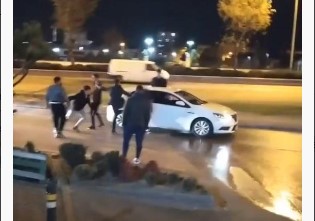 Bursa’da makas atan otomobili tekmelediler