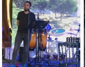 Onu herkes iş adamı olarak biliyor, şarkılarını milyonlar dinliyor