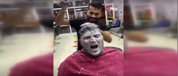 Yurt dışından bile gelen var! Müşterilerinin kafasına terlikle vuruyor