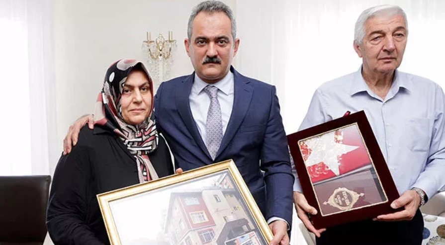 Bakan Özer’den terör saldırısında ölen Arzu öğretmenin ailesine ziyaret