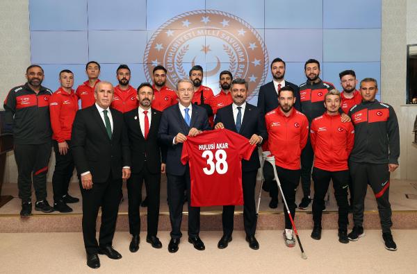 Bakan Akar, Ampute Futbol Milli Takımı’nı kabul etti