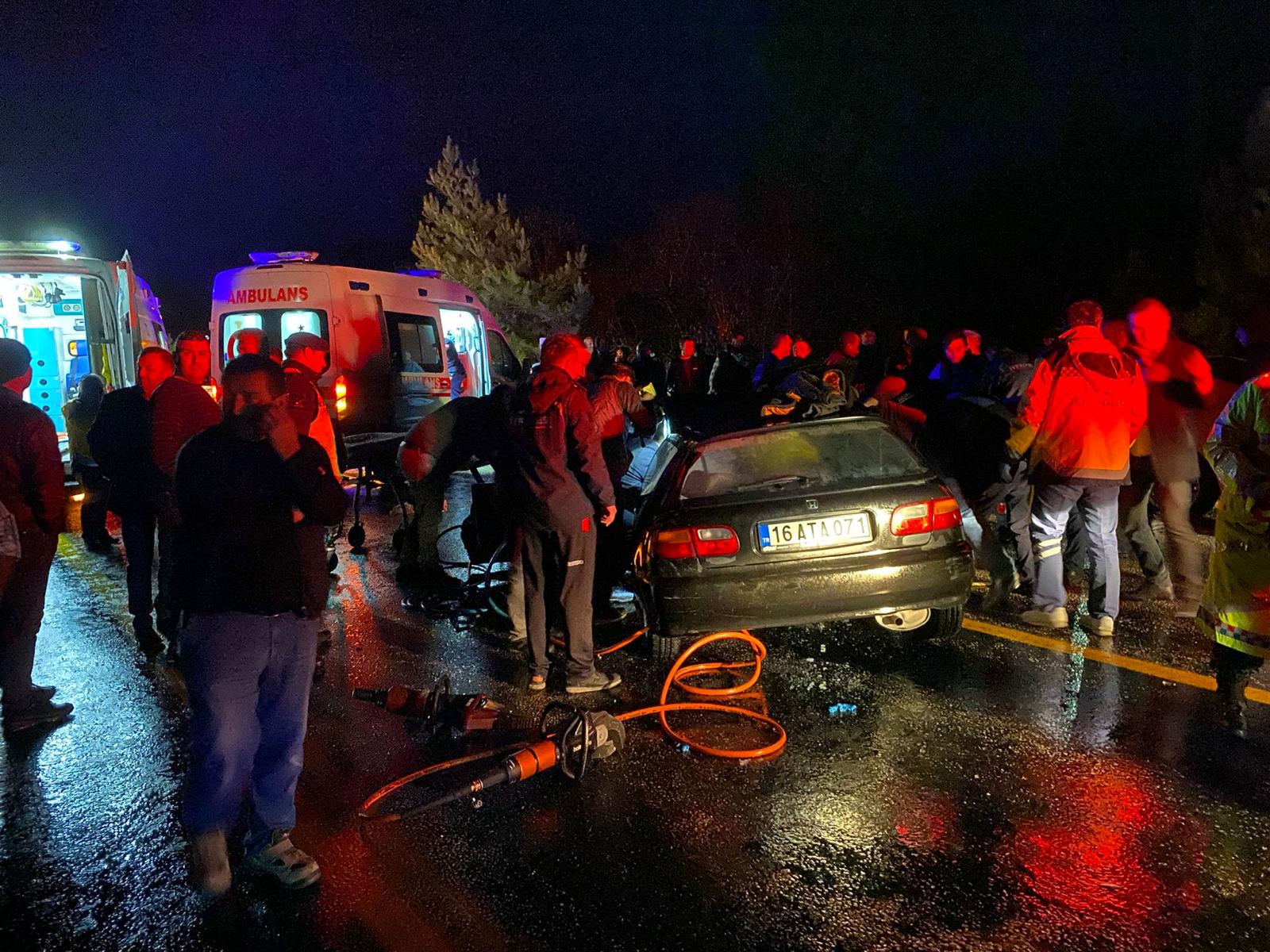 Bursa’da şerit ihlali yapan otomobil kazaya neden oldu: 1 ölü, 5 yaralı