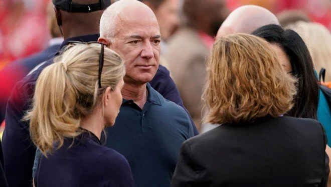 Jeff Bezos’tan şarkıcı Dolly Parton’a 100 milyon dolar