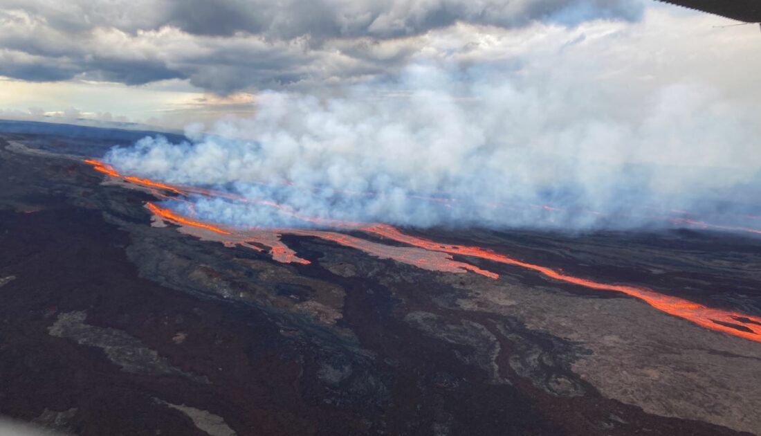 Dünyanın en geniş yanardağı lav püskürmeye başladı
