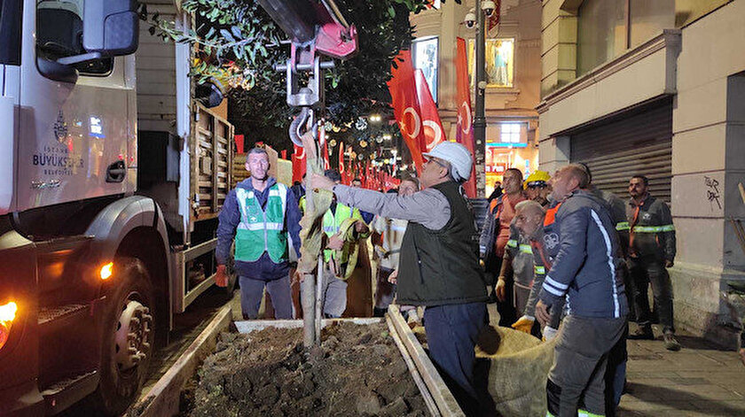 İstiklal Caddesi’ndeki ağaçlar kaldırılıyor