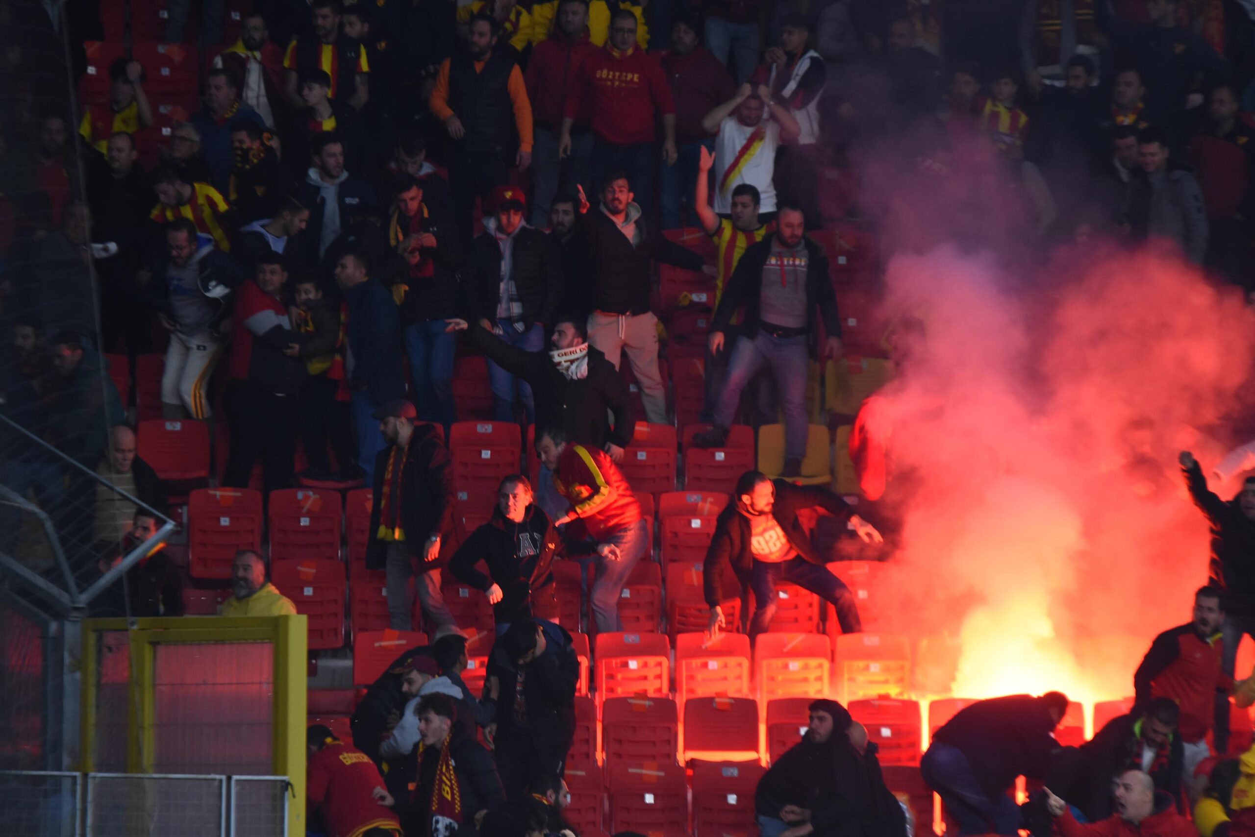 İzmir derbisinde olaylar çıktı, maç ertelendi