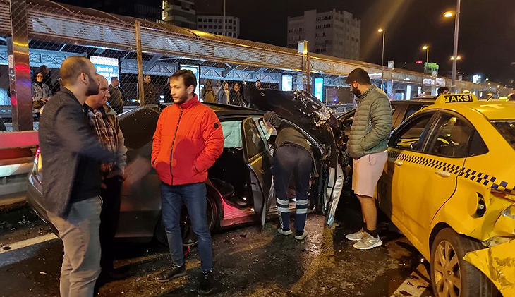 İstanbul’da zincirleme kaza! Yaralılar var