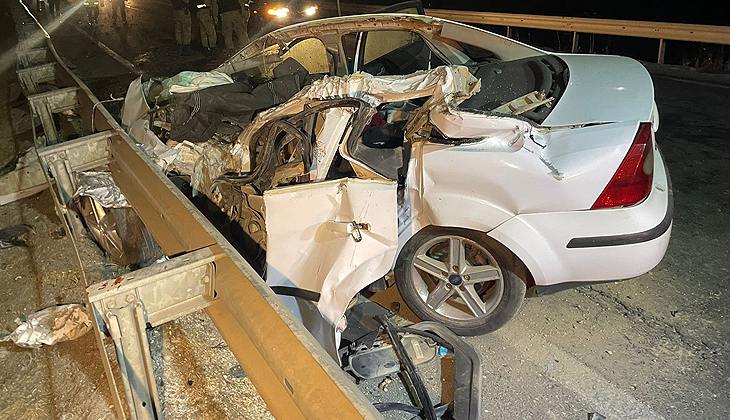 TIR’la çarpışan otomobilin tavanı yırtıldı, motoru koptu: 2 ölü, 1 yaralı