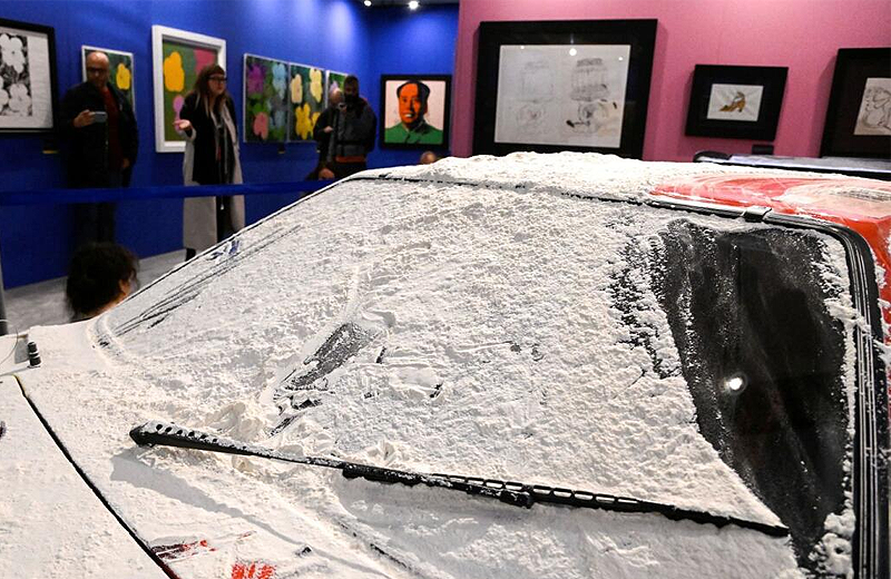 İklim aktivistleri, Andy Warhol’un tasarımına un döktü