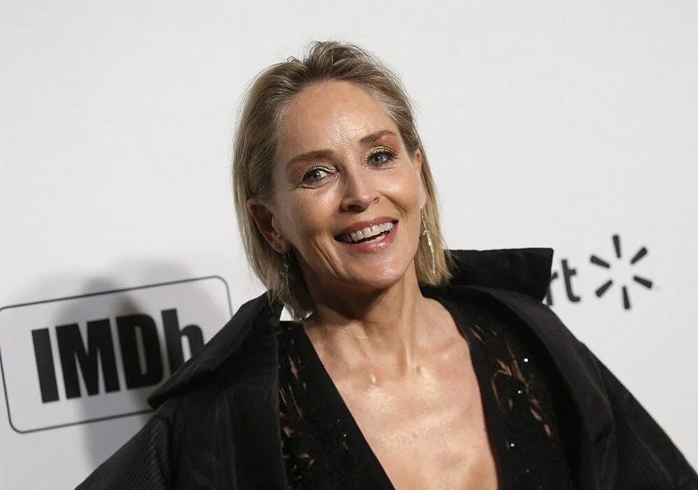 Sharon Stone hayranlarına seslendi: Yanlış teşhis kurbanı oldum