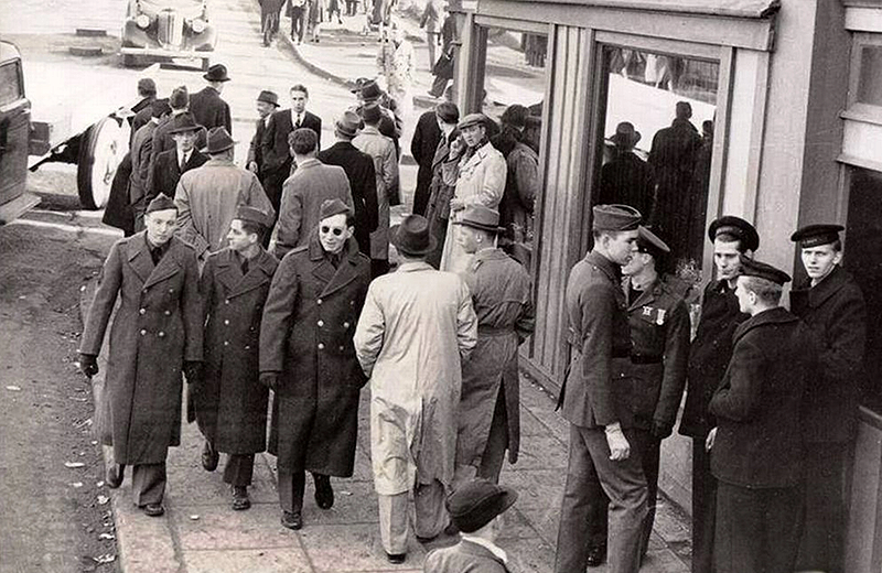İkinci Dünya Savaşı sırasında çekilen fotoğrafta ‘cep telefonu’ tartışması