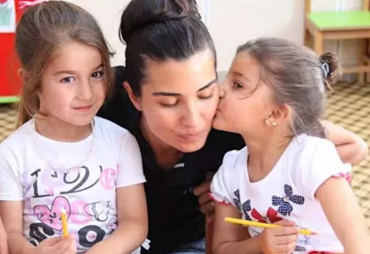 Tuba Büyüküstün ikiz kızlarını da alıp Paris’e gitti!
