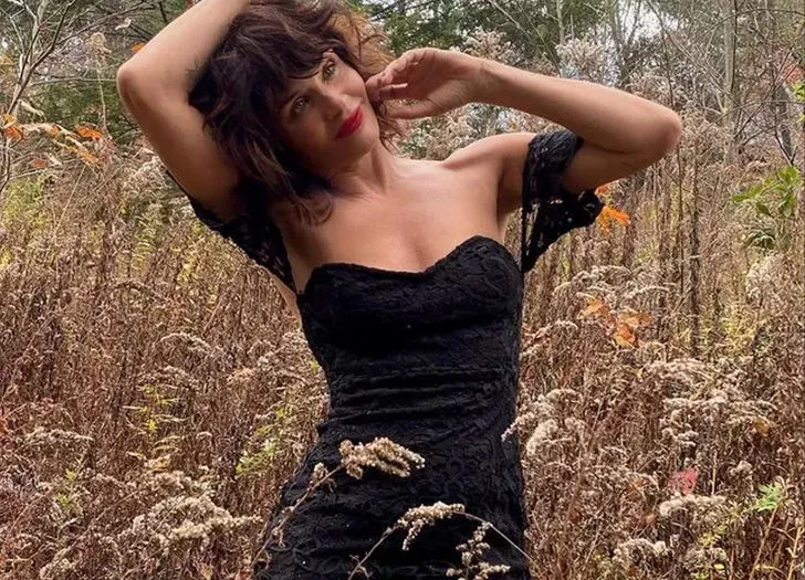 53 yaşındaki Helena Christensen evinin bahçesinde poz verdi
