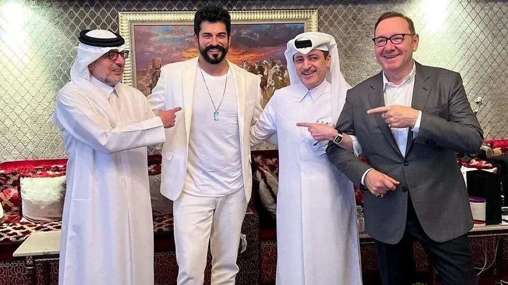 Burak Özçivit tepkiler üzerine Kevin Spacey ile fotoğraflarını sildi