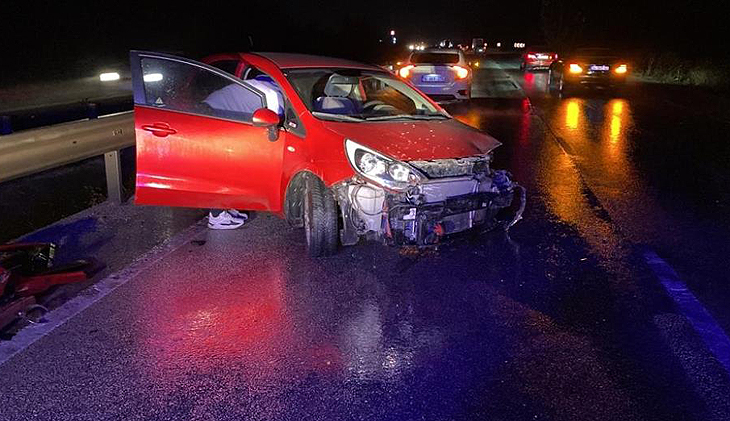 Bursa’da kontrolden çıkan otomobil bariyerlere çarptı