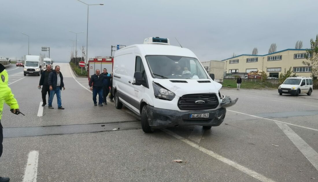Bursa’da feci kaza! Minibüs ile otomobil çarpıştı