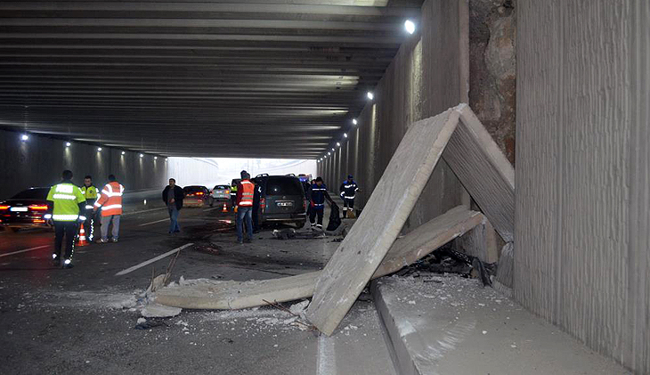 5 araçlı trafik kazasında tünelin beton blokları devrildi