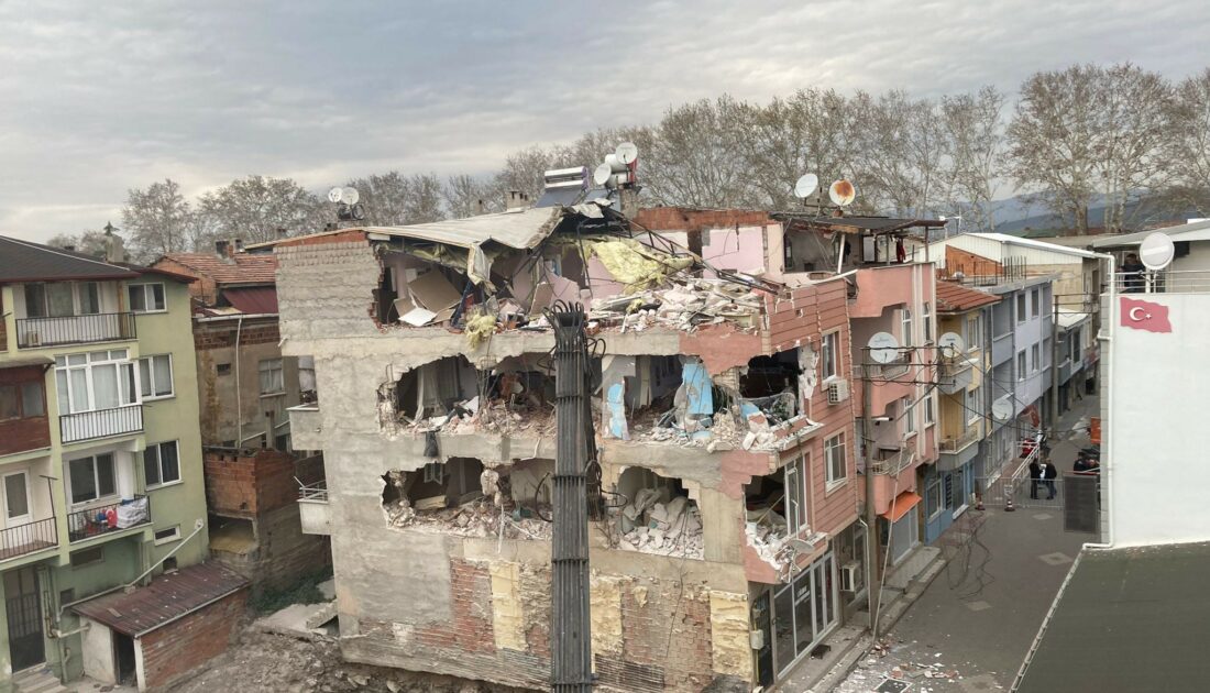 Bursa’da 4 katlı bina içindeki eşyalar ile yıkıldı