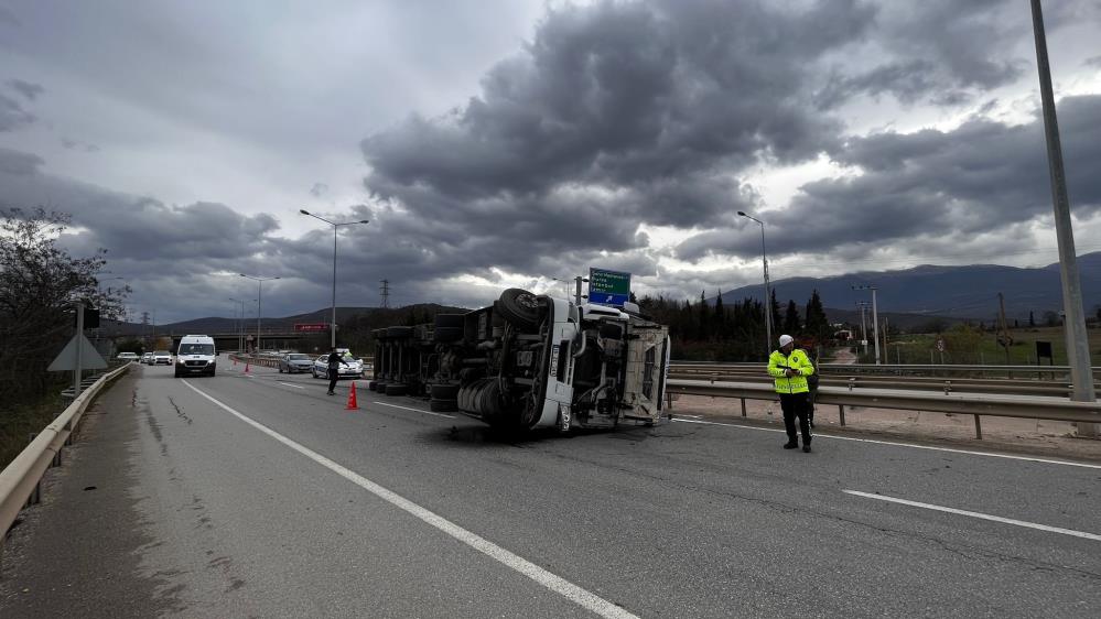 Bursa’da TIR devrildi!