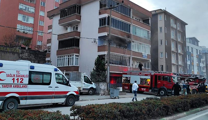 Bursa’da evini ateşe veren kadını itfaiye kurtardı