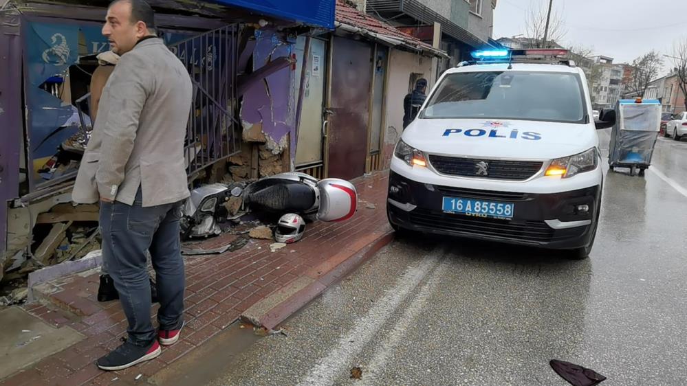 Bursa’da otomobil iş yerine daldı