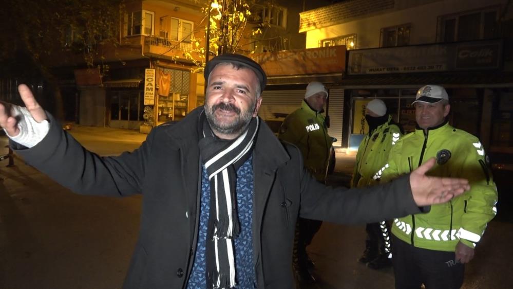 Bursa’da ilginç anlar! Alkollü yakalandı, şarkıya başladı