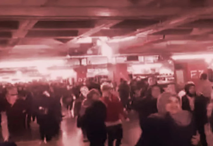 Yüzde 90 indirimi duyan koştu! Reyonlarda izdiham, kasada kuyruk