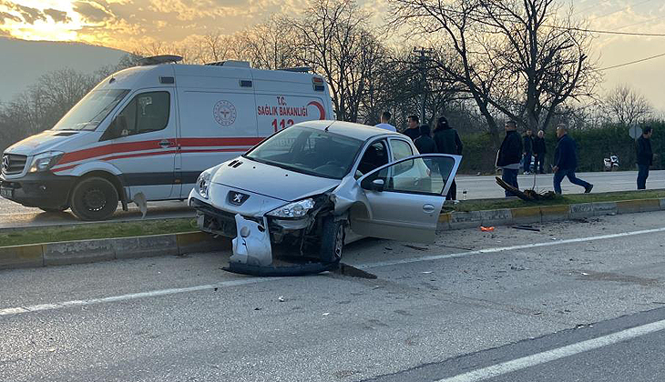 Bursa’da otomobil ile elektrikli bisiklet çarpıştı: 2’si çocuk 5 yaralı