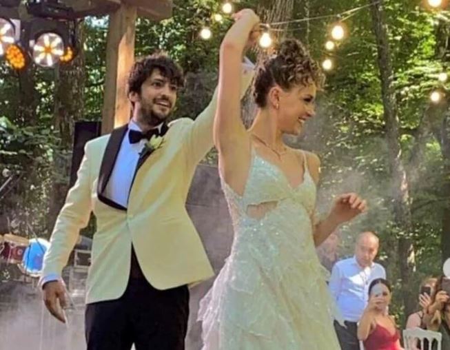Taner Ölmez ile Ece Çeşmioğlu kızlarının yüzünü ilk kez gösterdi