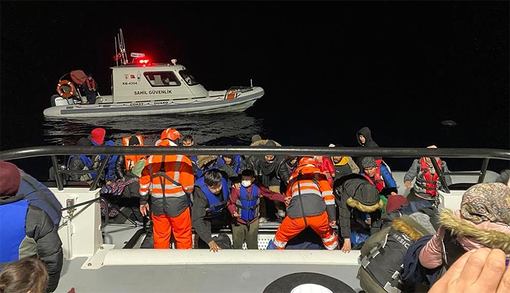 İzmir açıklarında 49 düzensiz göçmen kurtarıldı