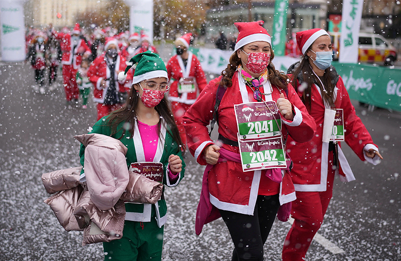 6 binden fazla kişi Noel Baba kostümüyle koştu