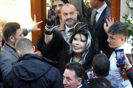 Bülent Ersoy açılışa katıldı! Vatandaşlar izdiham yarattı