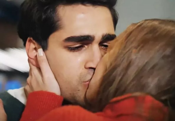 Afra Saraçoğlu ve Mert Ramazan Demir’den öpüşme sahnesi yorumu!