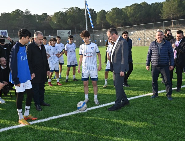 Büyükşehir’den üniversiteye futbol sahası