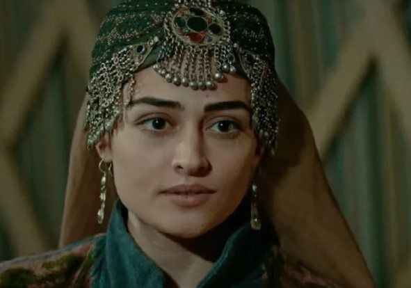 Esra Bilgiç Twitter’da kendisi hakkında konuşanlara öyle bir cevap verdi ki…