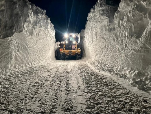 Hakkari’de 6 metreyi aşan kar tünelleri