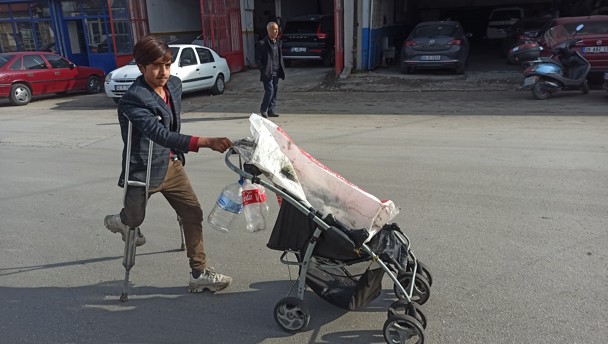 Tek ayak üzerinde çalışarak aile bütçesine destek oluyor