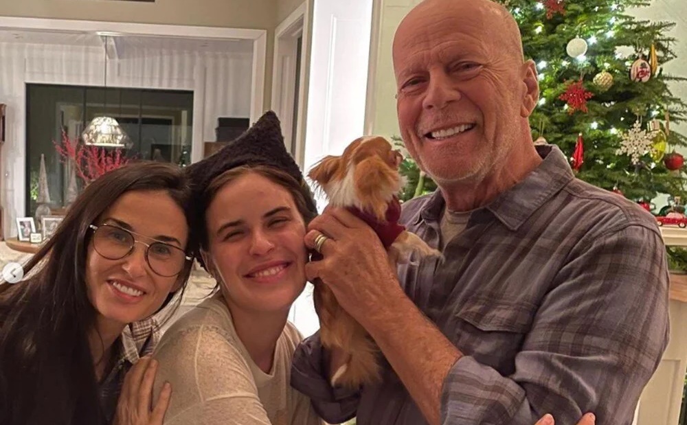 Bruce Willis’ten eski ve yeni eşiyle aile fotoğrafı