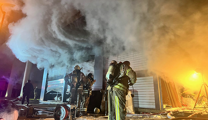 Tuzla’da mobilya deposunda korkutan yangın