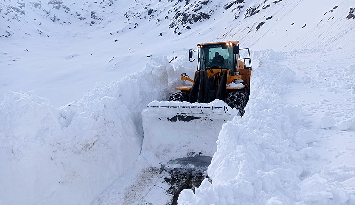 Askeri üs bölgesi yolunda kar kalınlığı 4 metreyi aştı
