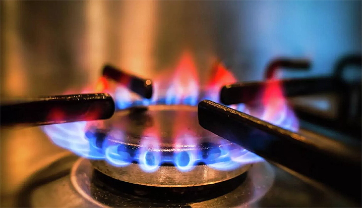 Süt ısıtırken elbisesi tutuştu, çıkan yangında can verdi