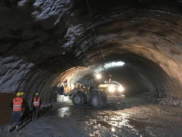 Kop Dağı’nda yapımı süren tünelde göçük