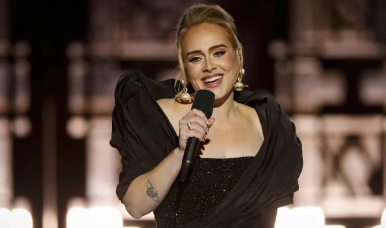Adele’den sevgilisi Rich Paul’a konserde doğum günü sürprizi