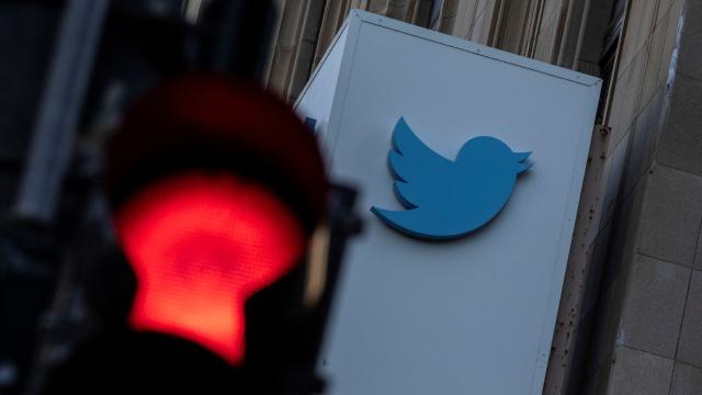 Gazetecilerin Twitter hesapları askıya alındı