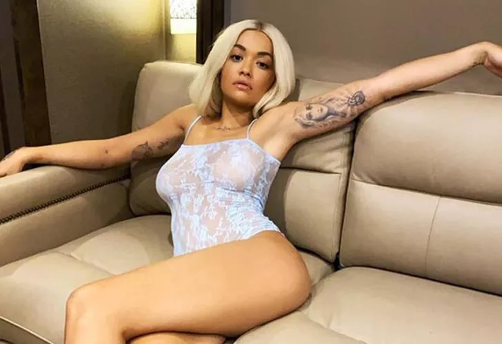 Rita Ora göğsünü yarısına kadar açıp gösterdi